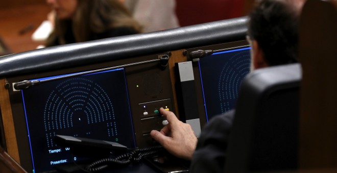 El presidente del Gobierno, Mariano Rajoy, durante la votación de las siete enmiendas a la totalidad del proyecto de Ley de Presupuestos Generales del Estado de 2017 en el pleno del Congreso. EFE/Sergio Barrenechea