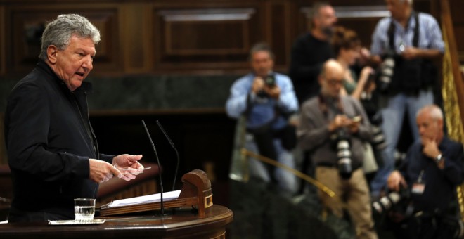 El diputado de Nueva Canarias Pedro Quevedo, durante su intervención en el debate de las enmiendas a la totalidad de los presupuestos de 2017. EFE/Sergio Barrenechea