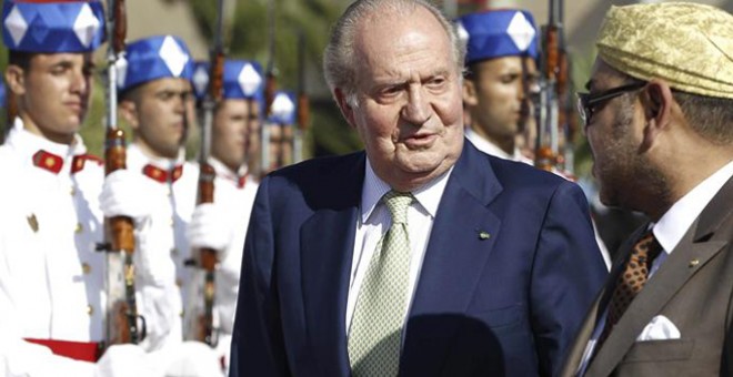 El rey Juan Carlos acompañado del rey Mohamed VI en el aeropuerto de Rabat, Marruecos. - EFE