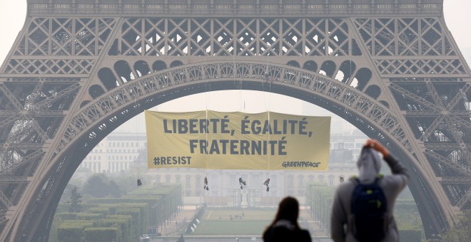 La pancarta desplegada por Greenpeace en la torre Eiffel de París. /REUTERS