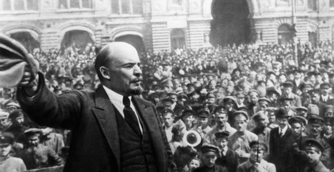 Vladimir Ilyich Lenin (1870 - 1924), durante un discurso