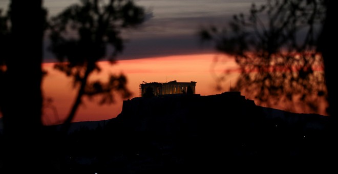El Parthenon iluminado en la Acrópolis de Atenas. REUTERS