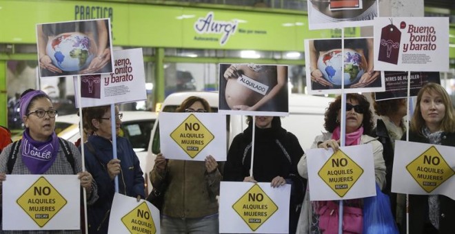 Protestas en la feria 'Surrofair' de promoción de la gestación subrogada que se celebra este fin de semana en Madrid. EFE/Fernando Alvarado