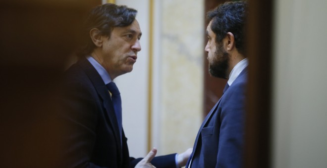 El portavoz del grupo popular, Rafael Hernando, habla con el secretario general del grupo de Ciudadanos, Miguel Gutiérrez, en el Congreso. EFE/Fernando Alvarado