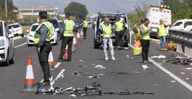 Agentes de la Guardia Civil y miembros de Emergencias en la zona donde la conductora de un turismo,que ha dado positivo en el control de alcohol y drogas , ha arrollado a un grupo de seis ciclistas de un equipo de Jàvea, provocando la muerte de dos de ell