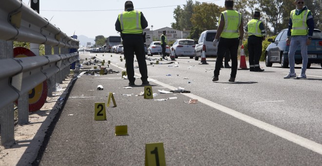 Agentes de la Guardia Civil y miembros de Emergencias en la zona donde la conductora de un turismo,que ha dado positivo en el control de alcohol y drogas , ha arrollado a un grupo de seis ciclistas de un equipo de Jàvea, provocando la muerte de dos de ell