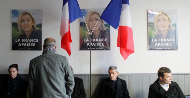 Los seguidores de la líder del Frente Nacional, Marine Le Pen, en la sede del partido en Lyon esperan el resultados de las presidenciales francesas. REUTERS/Emmanuel Foudrot