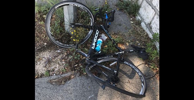 Imagen subido a Twitter por Chris Froome del estado de su bicicleta tras el atropello.