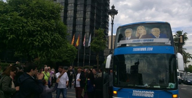 El Tramabús, davant la seu de Caixabank. EUROPA PRESS