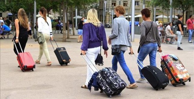 Un grupo de turistas en Barcelona. - EFE