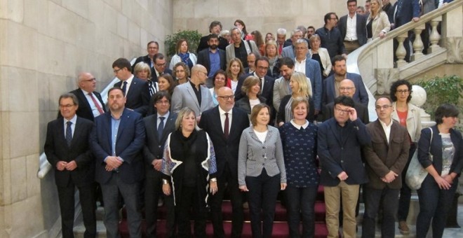 Els càrrecs que s'han concentrat al Parlament en suport a Barrufet i Corominas. EUROPA PRESS