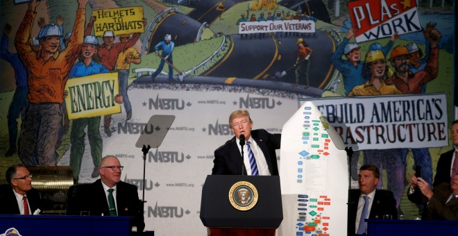 El presidente de los Estados Unidos, Donald Trump, sostiene un gráfico que muestra la complejidad de las regulaciones que propone mientras habla en la Conferencia Legislativa Nacional de Sindicatos de la Construcción de América del Norte de 2017 en Washin