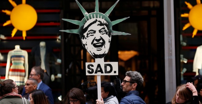 Un grupo de manifestantes protestan por las políticas de Donald Trump frente a la Torre Trump en Nueva York. EEUU.REUTERS/Mike Segar
