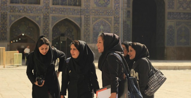 Excursión de un grupo de chicas en la Mezquita del Imán en Isfahán. - M.S.