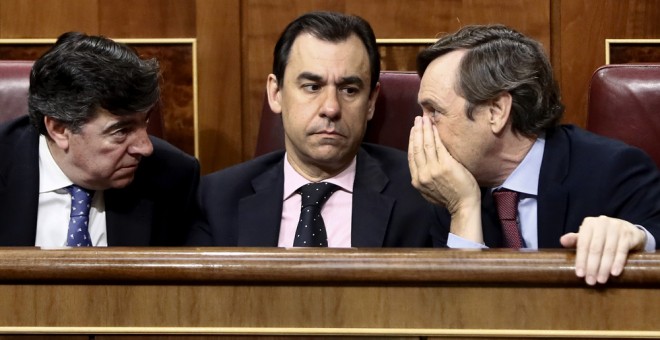 Los diputados del PP José Antonio Bermúdez de Castro, Fernando Martínez Maíllo y el portavoz popular, Rafael Hernando, conversan durante la sesión de control al Gobierno en el Congreso. EFE/Mariscal