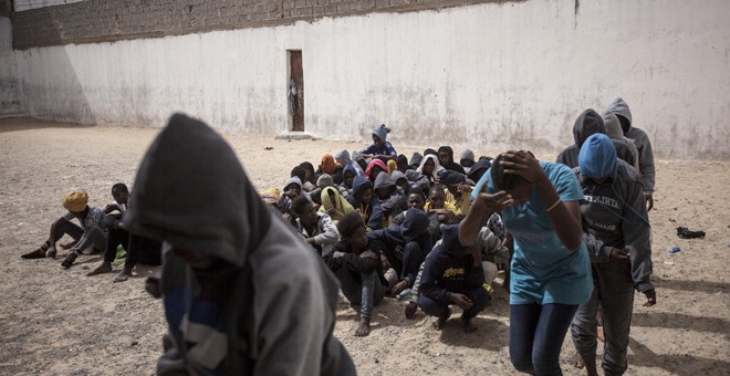 21 mujeres migrantes hacen cola en el patio de la prisión para montar en autobuses que las transferirán a otro centro de detención, tras ser vendidas a la milicia armada que controla el centro de detención de Surman, al oeste de Libia /Narciso Contreras (