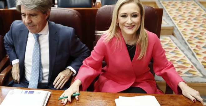 La presidenta de la Comunidad de Madrid, Cristina Cifuentes, junto al portavoz y consejero de Presidencia y Justicia, Ángel Garrido, al inicio del pleno celebrado este jueves en la Asamblea de Madrid. EFE/Mariscal