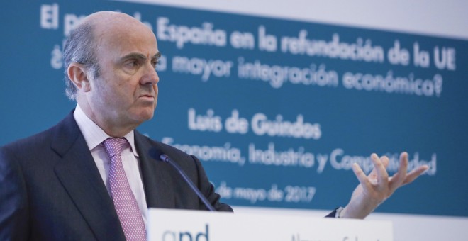 El ministro de Economía, Luis De Guindos, durante su intervención en un almuerzo-coloquio organizado por la Asociación para el Progreso de la Dirección. EFE/Emilio Naranjo