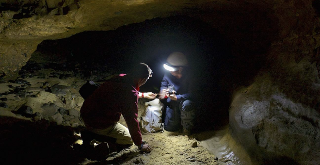 Excavación en la cueva del Sidrón, donde se ha hallado ADN antiguo humano en los sedimentos./CSIC