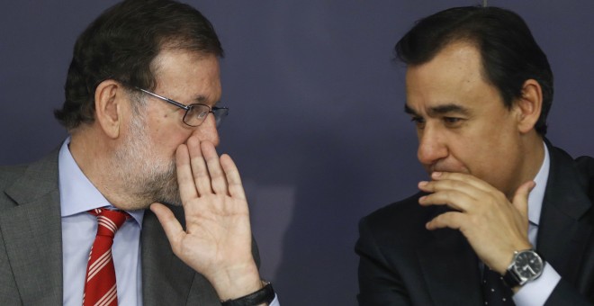 El jefe del Ejecutivo, Mariano Rajoy, y el coordinador general del PP, Fernando Martínez-Maillo, conversan al inicio de la reunión del Comité Ejecutivo Nacional del partido. EFE/Emilio Naranjo
