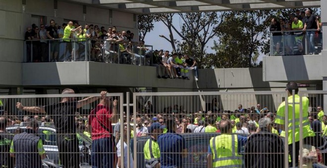 Los estibadores del Puerto de Valencia durante la asamblea informativa después de que el Congreso de los Diputados haya aprobado el real decreto ley de reforma de la estiba./EFE