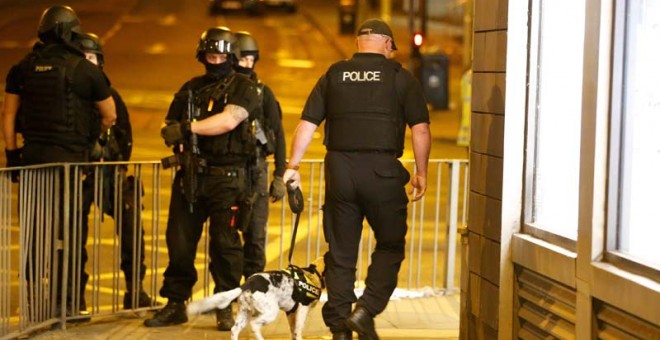 Varios policías de Manchester vigilan las calles aledañas a la zona donde se produjo la explosión. | EFE