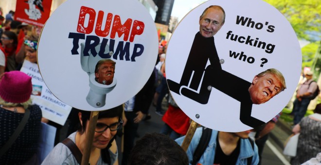 Pancartas en contra de Trump durante la manifestación en rechazo a la cumbre de la OTAN en Bruselas. /REUTERS