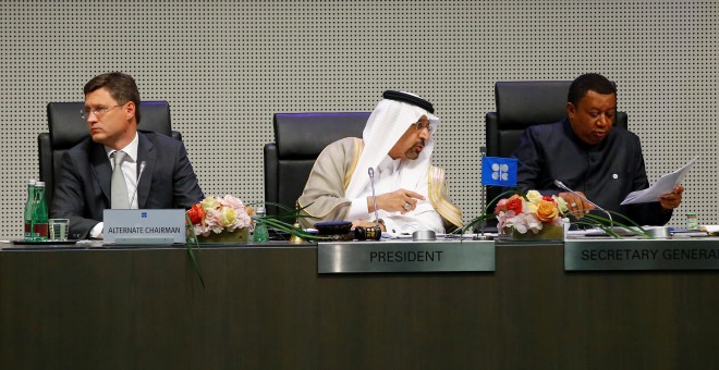 El ministro de energía ruso Alexander Novak junto al primer ministro saudí de energía y presidente de la OPEC, Khalid al-Falih y el Secretarío General de la OPEC, Mohammad Barkindo durante la reunión de la OPEC celebrada en Viena. REUTERS/Leonhard Foeger