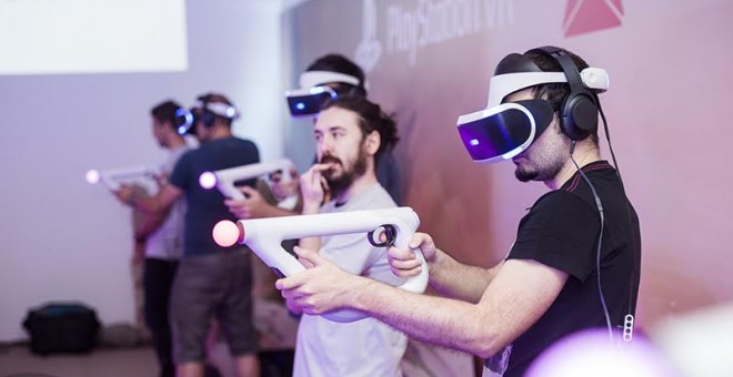 Un usuario de Farpoint prueba el nuevo Aim Controller. - PLAYSTATION ESPAÑA