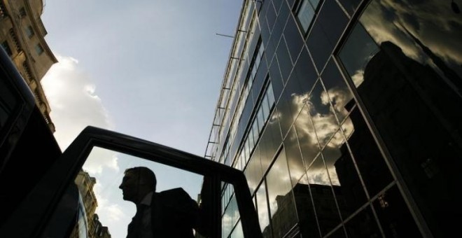 Un trabajador sale de la oficina de Goldman Sachs en Londres. REUTERS/Luke MacGregor