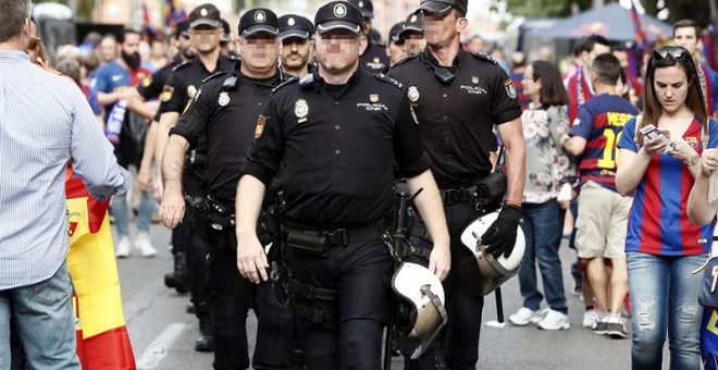 El amplio dispositivo de seguridad en las inmediaciones del estadio Vicente Calderón donde el F.C. Barcelona y el Deportivo Alavés disputan hoy la final de la Copa del Rey. EFE/Mariscal