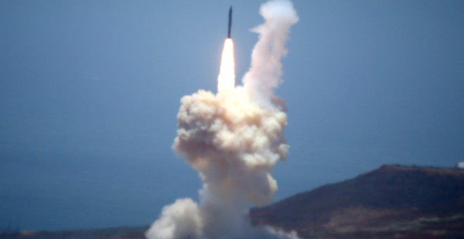 El misil lanzado por el ejército de EEUU en una base de California. /REUTERS