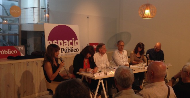 Ana Pardo de Vera, directora de Público, junto a los ponentes del debate de este miércoles sobre el auge de la extrema derecha: Cristina Narbona, Francisco Louça, Josep Ramoneda, Yayo Herrero y Nacho Álvarez