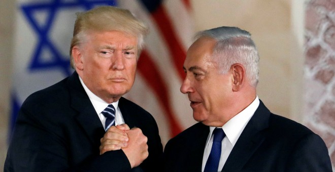 Donald Trump y el Primer Ministro de Israel Netanyahu. REUTERS/Ronen Zvulun.