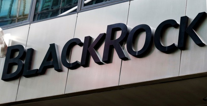 El logo de la gestora de fondos BlackRock en su sede en Nueva York. REUTERS/Brendan McDermid