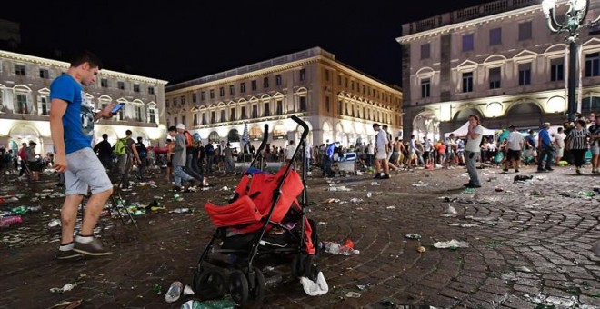 La plaza de San Carlo de Turín, tras la estampida durante la retransmisión del partido Juventus-Madrid. / ALESSANDRO DI MARCO (EFE)