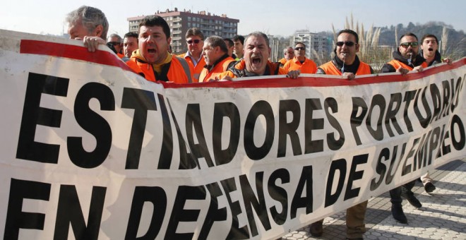 Foto de archivo de una protesta de estibadores en el puerto de Pasaia. / EFE