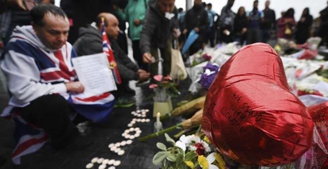 Vista de las flores y las velas durante en una manifestación en solidaridad con las víctimas del ataque. - EFE