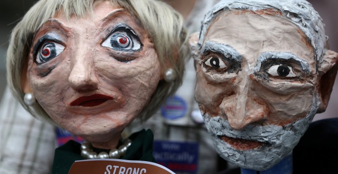 Marionetas de Theresa May y Jeremy Corbyn mostradas durante una protesta contra la decisión de BBC radio de no emitir la canción de Captain Ska contra la lideresa conservadora REUTERS/Neil Hall