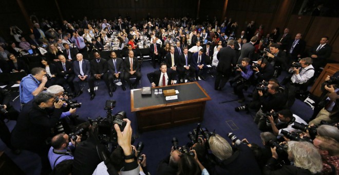 Comey sentándose antes de comenzar la audiencia /REUTERS