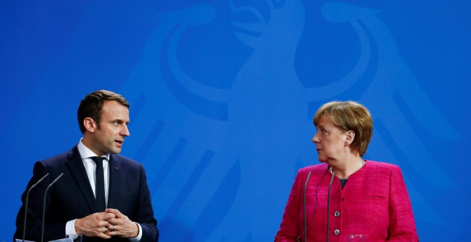 El Presidente francés Emmanuel Macron y la canciller alemana Angela Merkel en una rueda de prensa en la Cancillería de Berlín REUTERS/Fabrizio Bensch