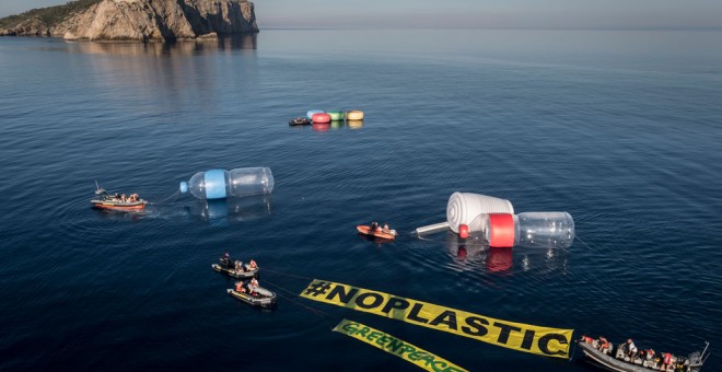 Acción de Greenpeace contra la contaminación por plásticos en el Mediterráneo. GREENPEACE