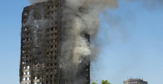 Bomberos trabajan en las labores de extinción del incendio declarado en la Torre Grenfell en Lancaster West Estate en Londres (Reino Unido) / EFE