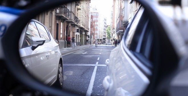 Imagen de unas de las vías del centro de Valladolid reflejada en el espejo retrovisor de un vehículo. EFE/Nacho Gallego