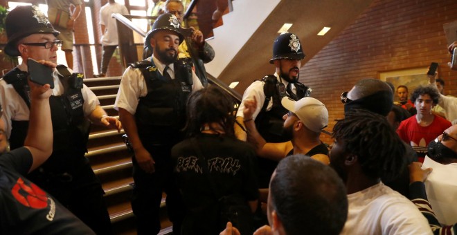 Manifestantes se enfrentan a la Policía en el interior del Ayuntamiento de Kensington, /REUTERS