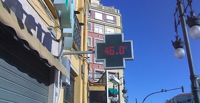 Un termómetro marca 46 grados al sol en Valencia en plena ola de calor.