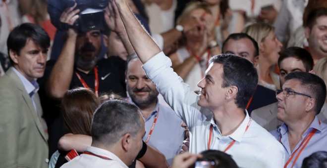 El líder del PSOE, Pedro Sánchez, aclamado a su llegada al 39 congreso federal de los socialistas hoy en Madrid. EFE/Emilio Naranjo