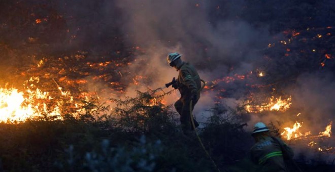 Un bombero intenta apagar un foco de fuego cerca del pueblo de Fato, en el centro de Portugal. | RAFAEL MARCHANTE (REUTERS)