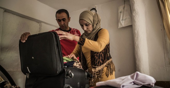 Khalil y Fatem preparan las maletas para partir rumbo a Italia. REPORTAJE FOTOGRÁFICO: Pablo Tosco/ Oxfam Intermón