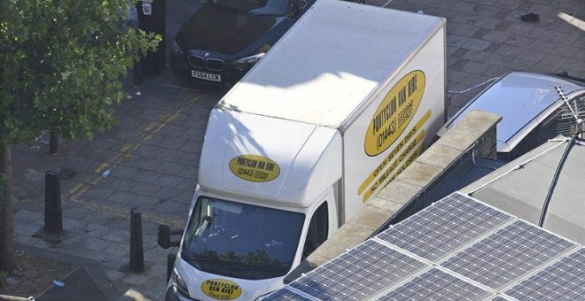 Vista de la furgoneta que se sospecha se utilizó en el ataque perpetrado cerca de la mezquita de Finsbury Park. | EFE